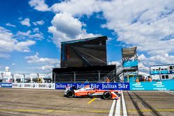  Felix Rosenqvist, Mahindra Racing, crosses the line to win the race