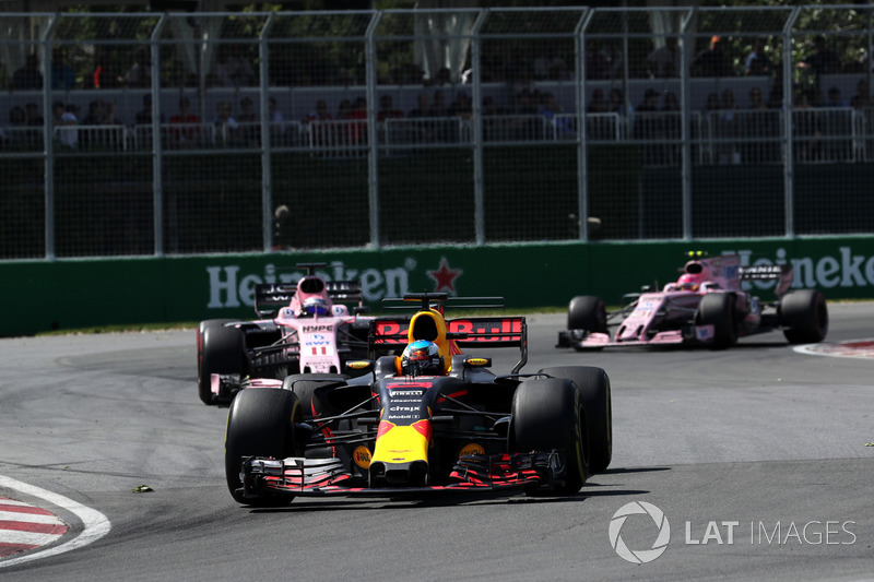 Ocon estava preso atrás de Pérez com pneus mais novos, sendo que ambos perseguiam de perto Daniel Ricciardo, que andava em terceiro.