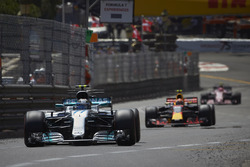 Valtteri Bottas, Mercedes AMG F1 W08, Max Verstappen, Red Bull Racing RB13