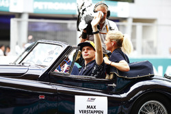Max Verstappen, Red Bull Racing, viene ripreso mentre saluta nella drivers parade