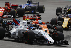 Лэнс Стролл, Williams FW40, Фернандо Алонсо, McLaren MCL32, и Себастьян Феттель, Ferrari SF70H