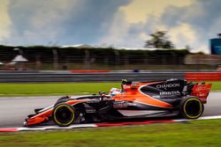 Fernando Alonso, McLaren MCL32 en Kevin Magnussen, Haas F1 Team VF-17 vechten voor positie