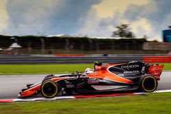 Fernando Alonso, McLaren MCL32 en Kevin Magnussen, Haas F1 Team VF-17 vechten voor positie