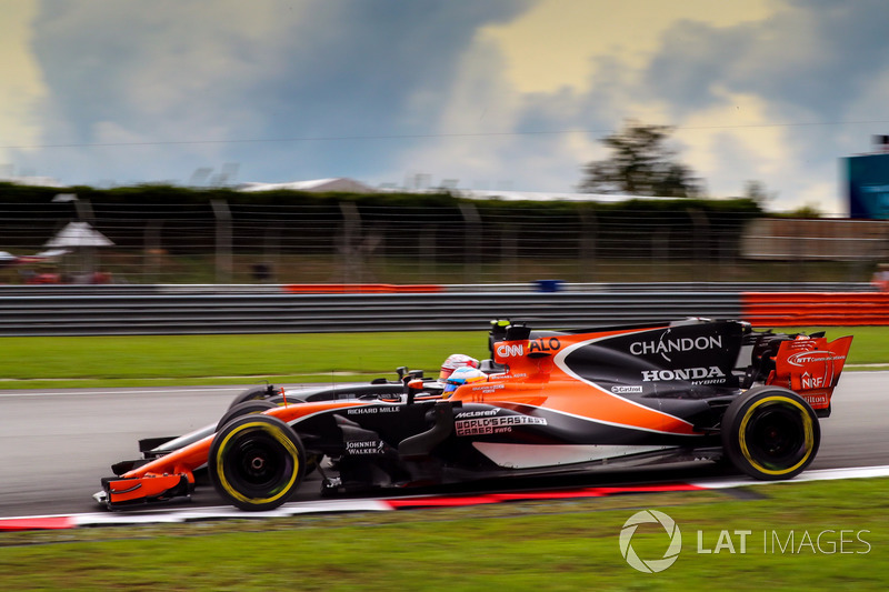 Fernando Alonso, McLaren MCL32 and Kevin Magnussen, Haas F1 Team VF-17