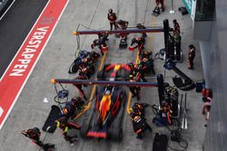 Daniel Ricciardo, Red Bull Racing RB13 pit stop