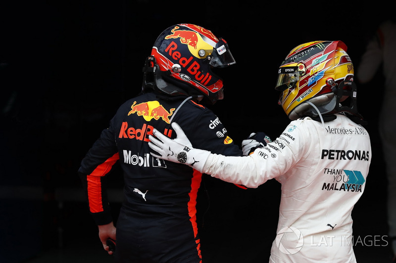 Posisi kedua Lewis Hamilton, Mercedes AMG F1, memberi selamat pada pemenang balapan, Max Verstappen, Red Bull Racing, di parc ferme