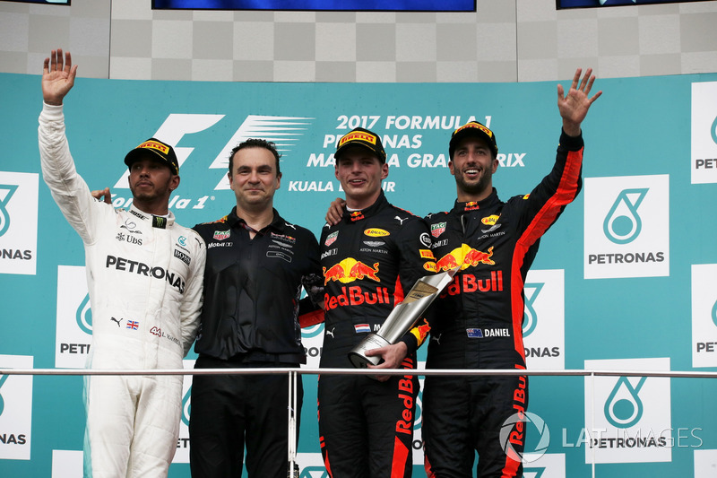 Podio:: il secondo classificato Lewis Hamilton, Mercedes AMG F1, il vincitore della gara Max Verstappen, Red Bull Racing, il terzo classificato Daniel Ricciardo, Red Bull Racing
