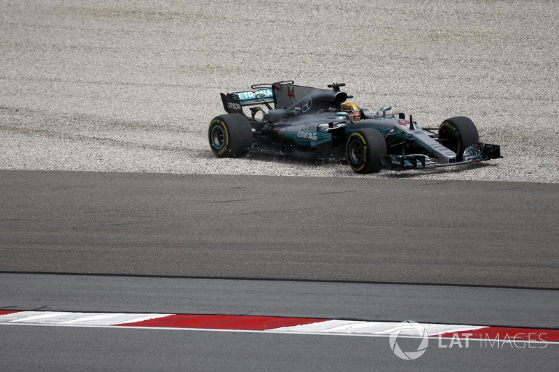 Lewis Hamilton, Mercedes-Benz F1 W08, finisce nella ghiaia