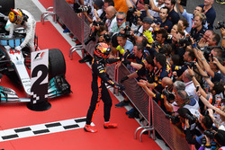 Il vincitore della gara Max Verstappen, Red Bull Racing RB13 festeggia nel parco chiuso