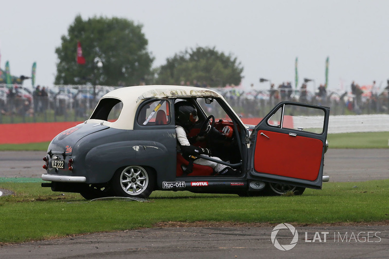 Авария: фронтмен группы AC/DC Брайан Джонсон, Austin A35
