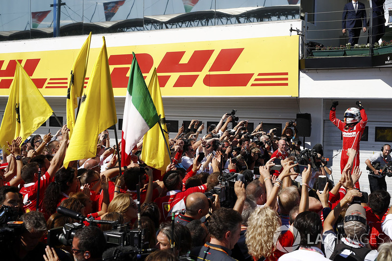Sebastian Vettel, Ferrari SF70H, festeggia la vittoria coi colleghi nel parco chiuso