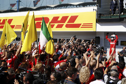 Sebastian Vettel, Ferrari SF70H, festeggia la vittoria coi colleghi nel parco chiuso