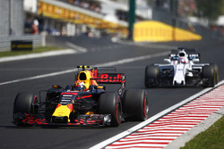 Max Verstappen, Red Bull Racing RB13, Paul di Resta, Williams FW40