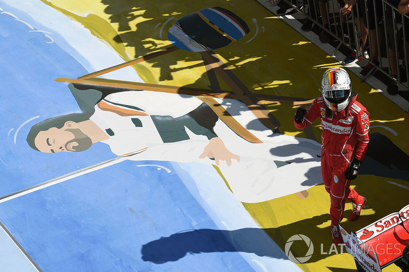 Sebastian Vettel antes de ir para o pódio