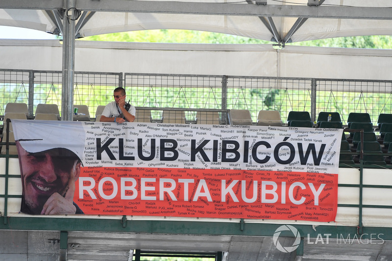 Robert Kubica, Renault Sport F1 Team fans and banner