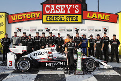 Podium: le vainqueur Helio Castroneves, Team Penske Chevrolet