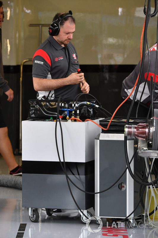 Haas F1 Team VF-17 machanic