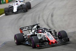 Romain Grosjean, Haas F1 Team VF-18, devant Sergey Sirotkin, Williams FW41