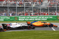 Stoffel Vandoorne, McLaren MCL33, battles with Sergey Sirotkin, Williams FW41, at the start