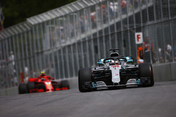 Льюис Хэмилтон, Mercedes AMG F1 W09, и Кими Райкконен, Ferrari SF71H