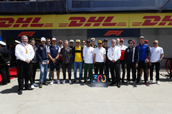 Fernando Alonso, McLaren, se réunit pour son 300e Grand Prix avec Ross Brawn, directeur de la compétition du Formula One Group, Romain Grosjean, Haas F1 Team, Esteban Ocon, Force India, Sergey Sirotkin, Williams Racing, Lance Stroll, Williams Racing, Charles Leclerc, Sauber, Kevin Magnussen, Haas F1 Team, Pierre Gasly, Toro Rosso, Carlos Sainz Jr., Renault Sport F1 Team, Stoffel Vandoorne, McLaren. Lewis Hamilton, Mercedes AMG F1, Nico Hulkenberg, Renault Sport F1 Team, Max Verstappen, Red Bull Racing, Daniel Ricciardo, Red Bull Racing, Chase Carey, directeur exécutif du Formula One Group, Sean Bratches, directeur des opérations commerciales du Formula One Group, Marcus Ericsson, Sauber, Sergio Perez, Force India, Kimi Raikkonen, Ferrari, Brendon Hartley, Toro Rosso, Sebastian Vettel, Ferrari, et Valtteri Bottas, Mercedes AMG F1