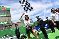 Winnie Harlow, agita una bandera a cuadros