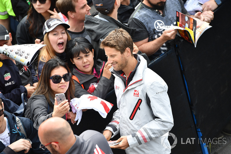 Romain Grosjean, Haas F1 fans selfie