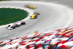 Esteban Ocon, Force India VJM11, devant Nico Hulkenberg, Renault Sport F1 Team R.S. 18, et Carlos Sainz Jr., Renault Sport F1 Team R.S. 18