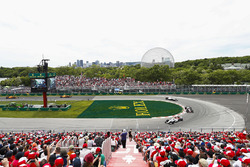 Charles Leclerc, Sauber C37, devant Kevin Magnussen, Haas F1 Team VF-18, et Sergey Sirotkin, Williams FW41