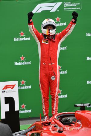 El ganador de la carrera Sebastian Vettel, Ferrari SF71H celebra en el parque cerrado