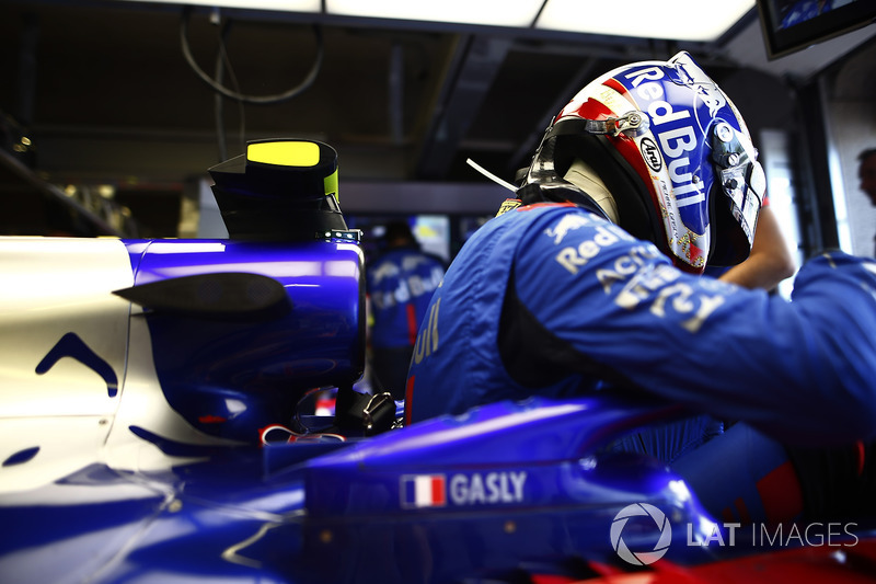 Pierre Gasly, Toro Rosso, settles into his seat.