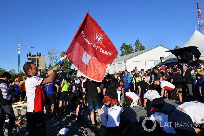 Sauber lors de la course de radeaux
