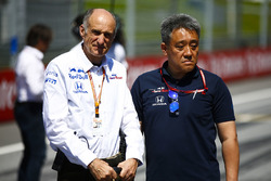 Franz Tost, Team Principal, Toro Rosso, ve Masashi Yamamoto, General Manager, Honda Motorsport