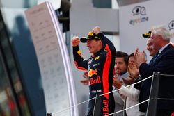 Max Verstappen, Red Bull Racing, viert feest op het podium, met nummer twee Kimi Raikkonen, Ferrari, naast zich en nummer drie Sebastian Vettel, Ferrari