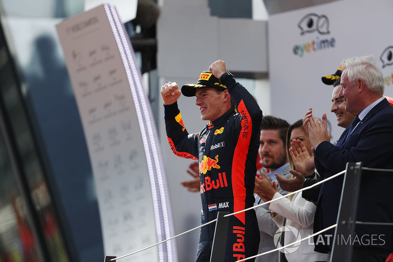 Il vincitore della gara Max Verstappen, Red Bull Racing, festeggia sul podio, accanto al secondo classificato Kimi Raikkonen, Ferrari, e al terzo classificato Sebastian Vettel, Ferrari