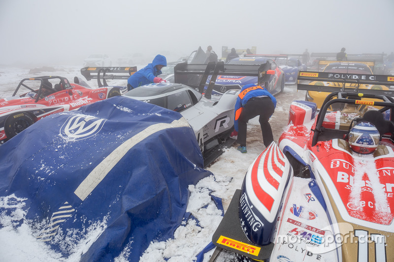 La #94 Volkswagen I.D. R Pikes Peak couverte pendant les chutes de neige