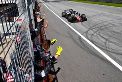 Romain Grosjean, Haas F1 Team VF-18, riceve le congratulazione del suo team alla fine della gara