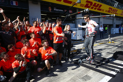 Romain Grosjean, Haas F1 Team, et l'équipe Haas F1 Team fêtent leur meilleur résultat