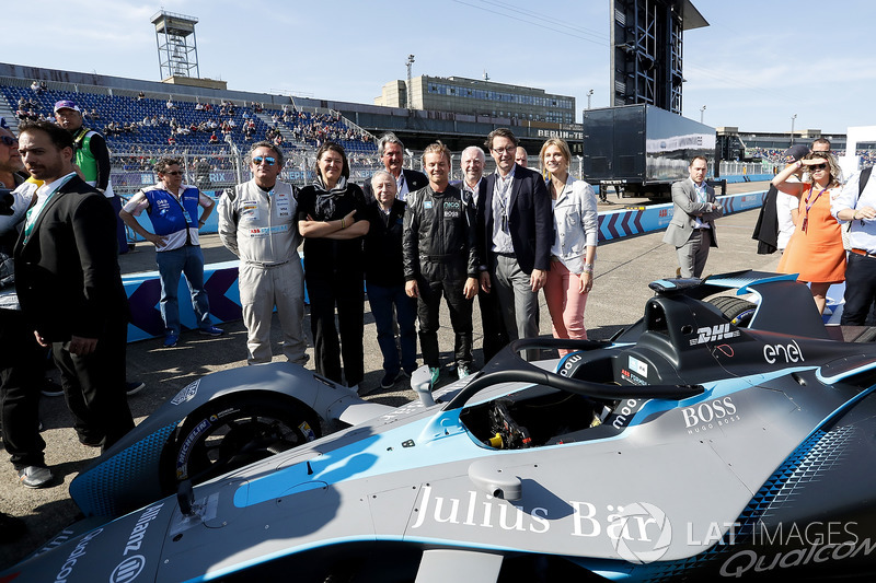 Presiden FIA, Jean Todt, pendiri Formula E, Alejandro Agag, Nico Rosberg, kampiun Formula 1, investor Formula E berfoto di depan mobil baru