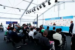 Alejandro Agag, CEO, Formula E, con Nico Rosberg, investitore Formula E e ambasciatore Hugo Boss, nella conferenza stampa