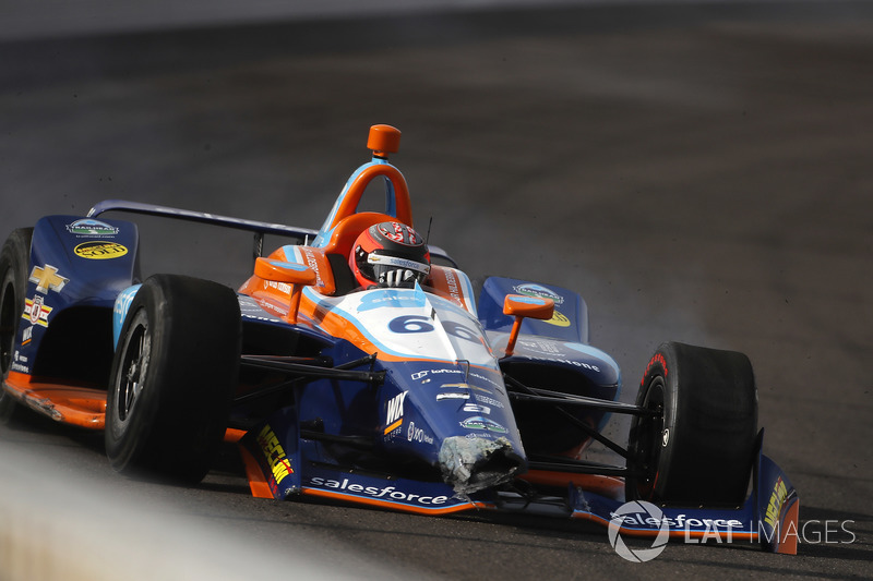 J.R. Hildebrand, Dreyer & Reinbold Racing Chevrolet, choca en la curva 4