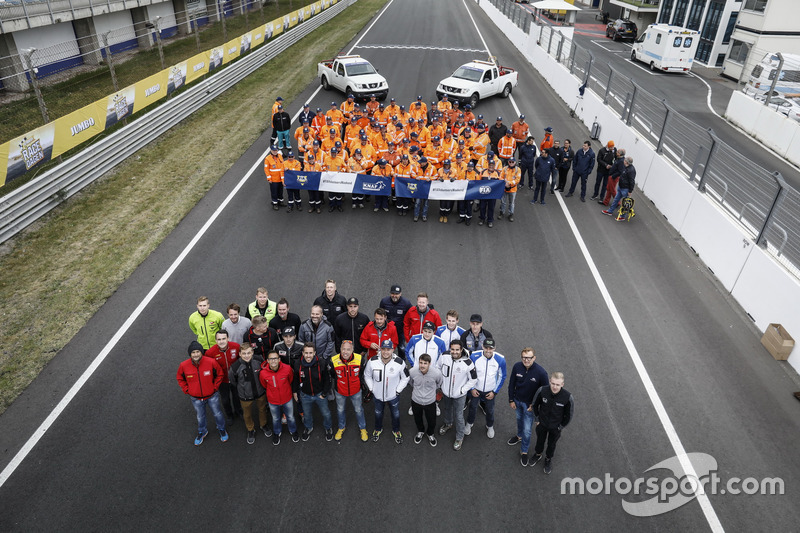 Group picture of drivers with commissaire marshall