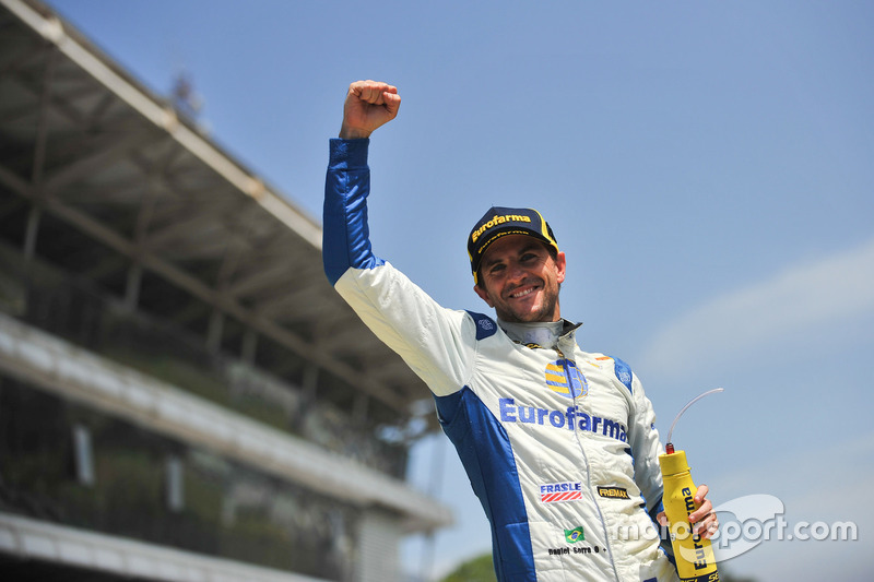 Daniel Serra comemora título da Stock Car em Interlagos