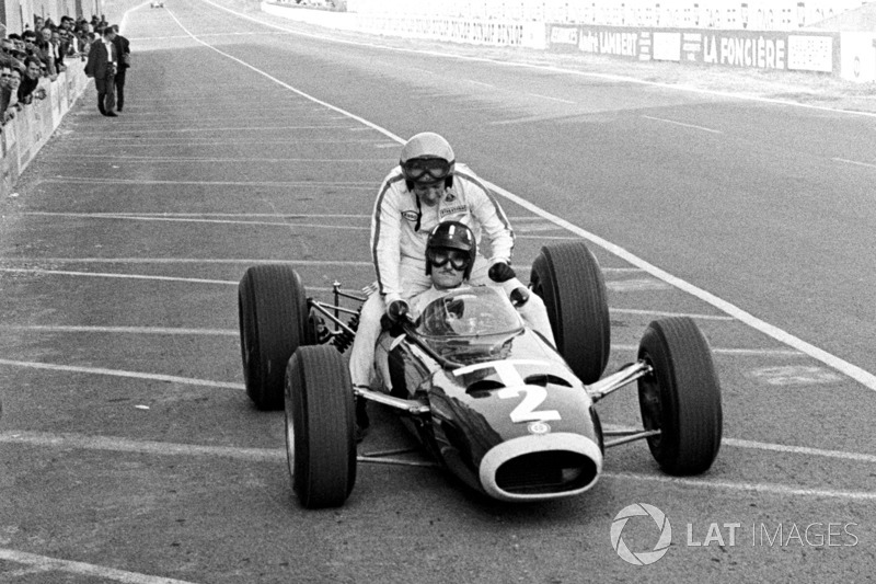 Reims 1966: Peter Arundell (Lotus) menumpang Graham Hill (BRM)