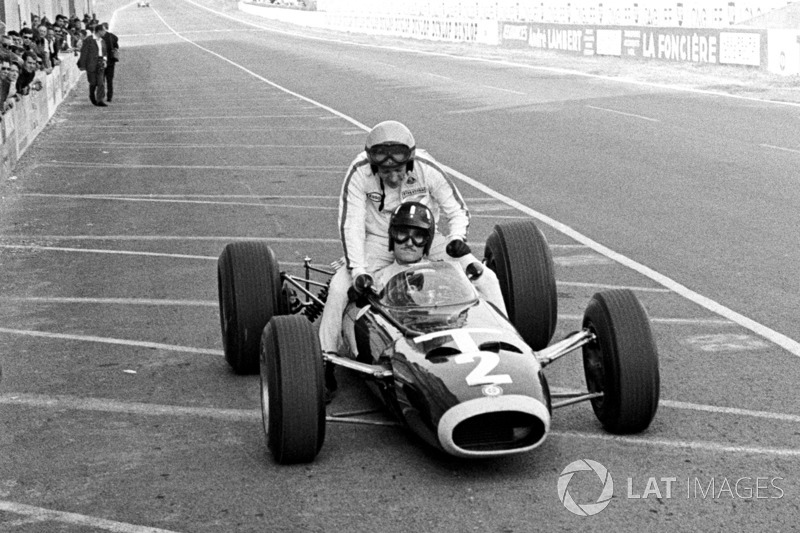 Graham Hill, BRM P261 lleva sobre su coche a Peter Arundell