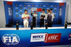 Podium: Ganador, Nestor Girolami, Polestar Cyan Racing, Volvo S60 Polestar TC1, segundo, Norbert Mic