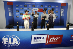 Podium: Race winner Nestor Girolami, Polestar Cyan Racing, Volvo S60 Polestar TC1, second place Norb