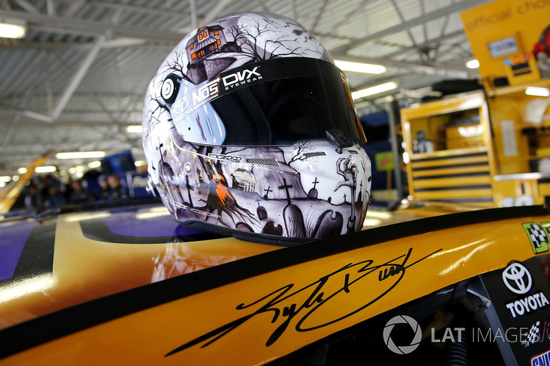 Helm von Kyle Busch, Joe Gibbs Racing