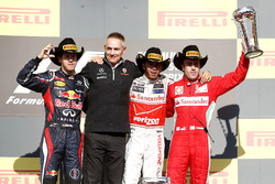 Podyum: 2. Sebastian Vettel, Red Bull Racing, Martin Whitmarsh, Takım patronu, McLaren, yarış galibi Lewis Hamilton, McLaren, 3. Fernando Alonso, Ferrari