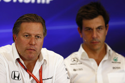 Zak Brown, directeur exécutif, McLaren Technology Group et Toto Wolff, directeur exécutif, Mercedes AMG F1, lors de la conférence de presse